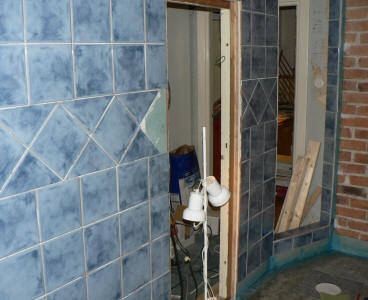 D�rren samt kakel runt d�r glasblocken skall sitta i duschen. 
