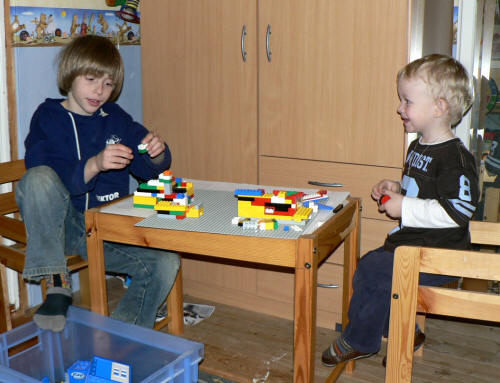 Viktor och Neo 2 r bygger Lego