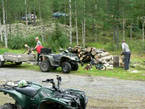 Vedklyvning av pojkarna